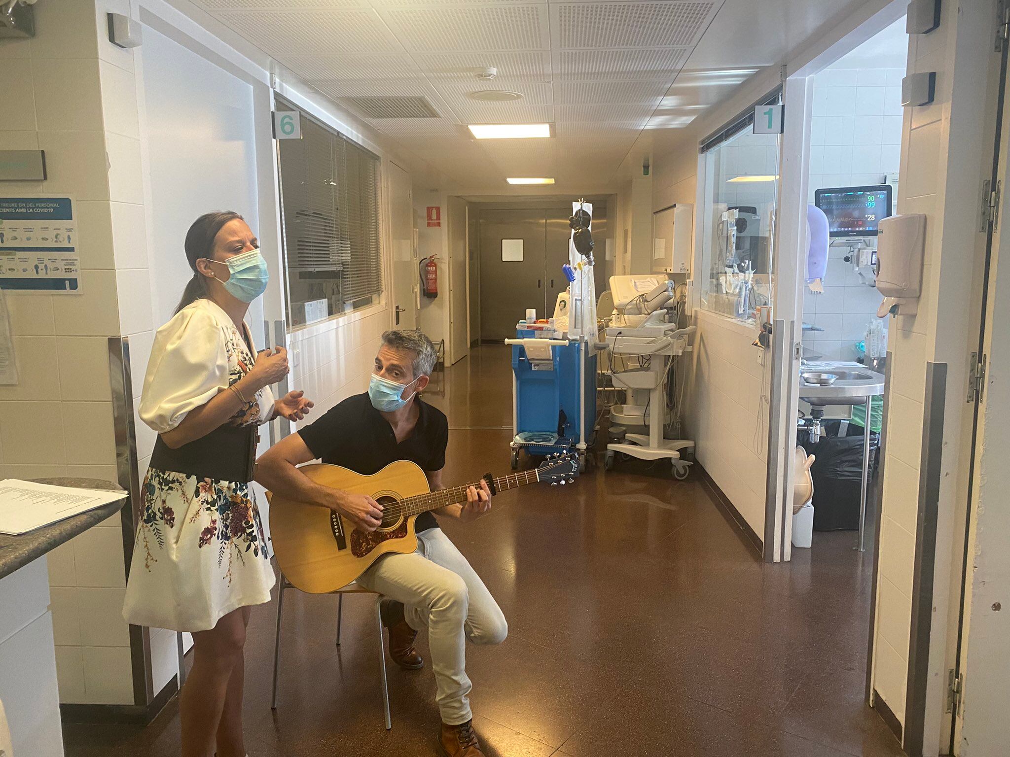 Un moment de la sessió de musicoteràpia a l'UCI de l'hospital.