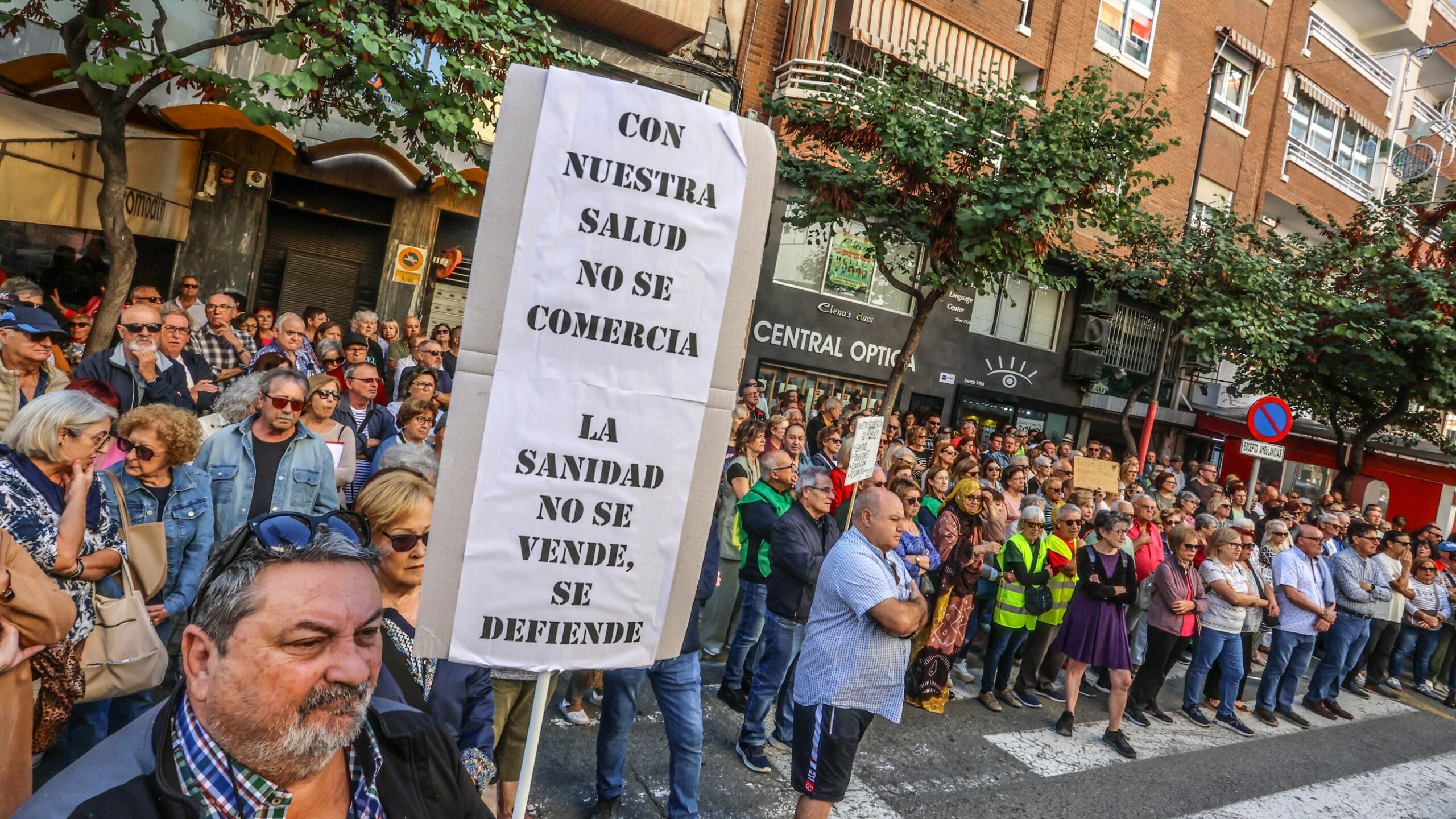 La movilización ha tenido lugar a las 11.30 h frente al Centro de Especialidades de la calle Padre Manjón