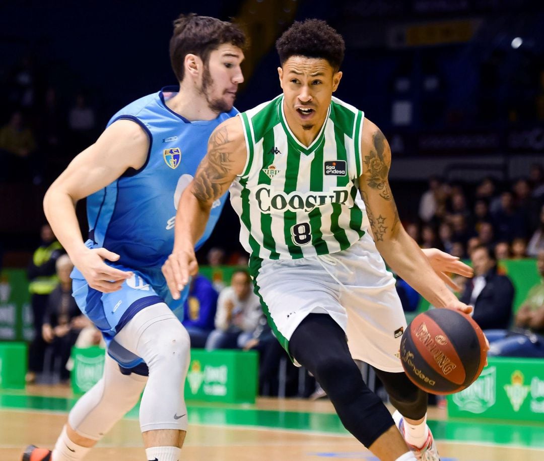 GRAF733. SEVILLA, El escolta estadounidense A.J. Slaughter (d), del Coosur Betis, y Darío Brizuela (i), del Movistar Estudiantes, durante el encuentro perteneciente a la undécima jornada de la liga Endesa, disputado en el pabellón de San Pablo de Sevilla. EFE, Raúl Caro