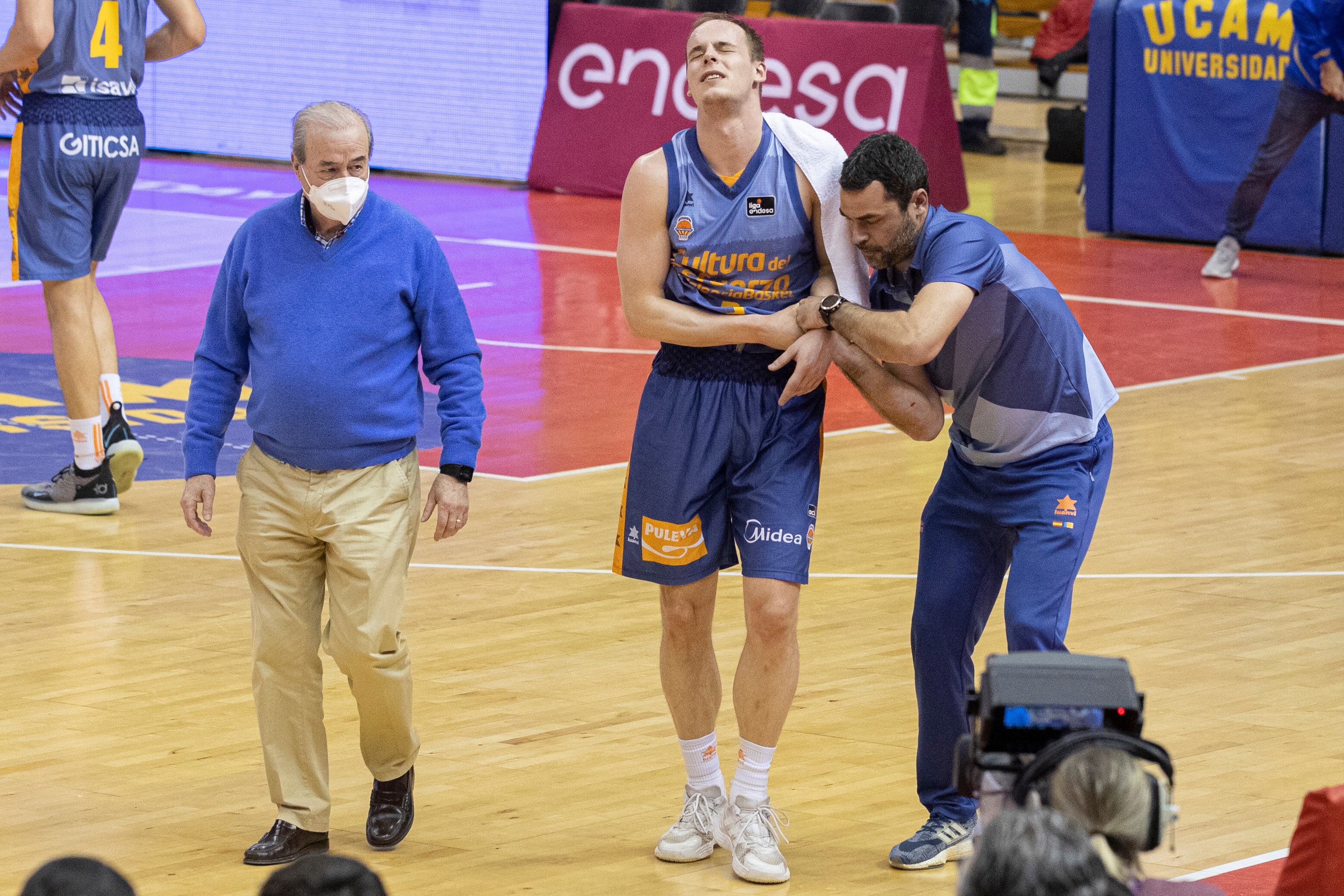 MURCIA, 27/03/2022.- El escolta esloveno de Valencia Basket Klemen Prepelic (c) se retira lesionado, durante el partido de la vigésimo sexta jornada de la Liga Endesa que están disputando contra UCAM Murcia C.B, este domingo en el Palacio de los Deportes de Murcia. EFE/Marcial Guillén
