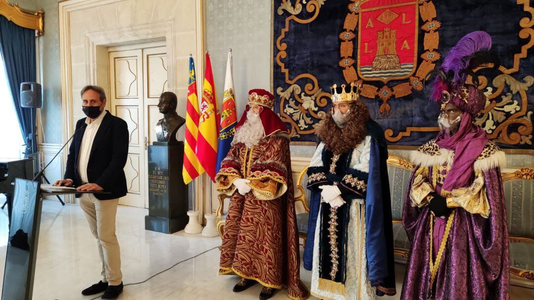 El edil de Fiestas Manuel Jiménez acompañado de sus majestades los Reyes Magos