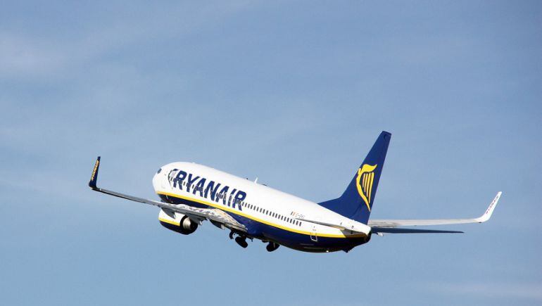 Un avió de Ryanair enlairant-se.