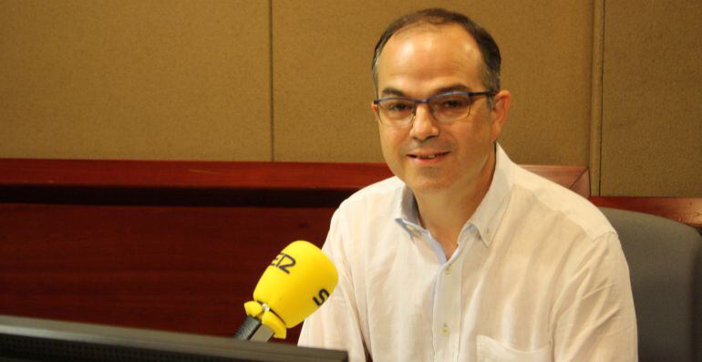 Jordi Turull, en los estudios en Radio Barcelona, en una entrevista de archivo