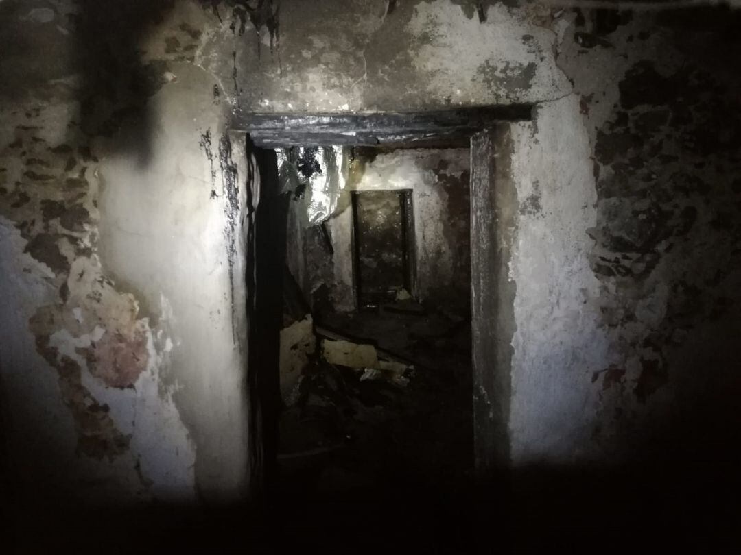 Así quedó la vivienda del muelle de Playa Blanca afectada por el fuego.