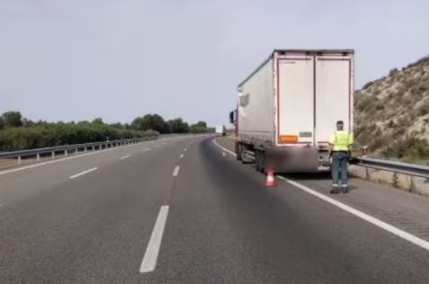 Imagen del camión detenido por la Guardia Civil