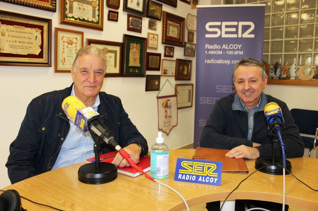 Manolo Flores, presidente de la Associació de Veïns de la Zona Nord, y Paco Seguí, del Eixample, en Radio Alcoy