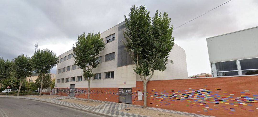 El edificio comparte parcela con el IES "San José"