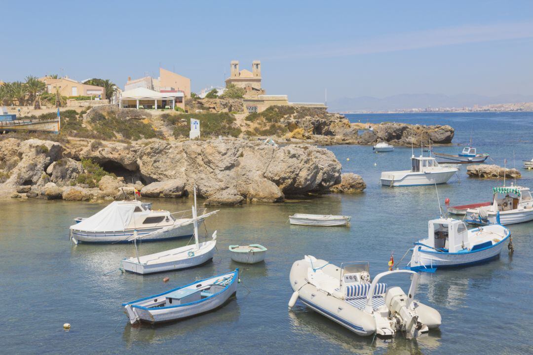 Barcos fondeados en la cala junto al puerto de la isla