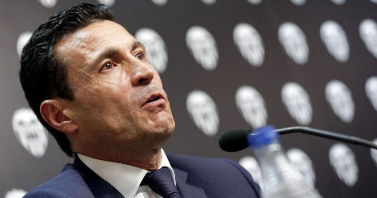 GRA445. VALENCIA, 01/07/2015.- El presidente ejecutivo del Valencia, Amadeo Salvo, durante la rueda de prensa ofrecida en la sala de prensa del estadio de Mestalla, en la que ha anunciado su dimisión. EFE/Manuel Bruque.