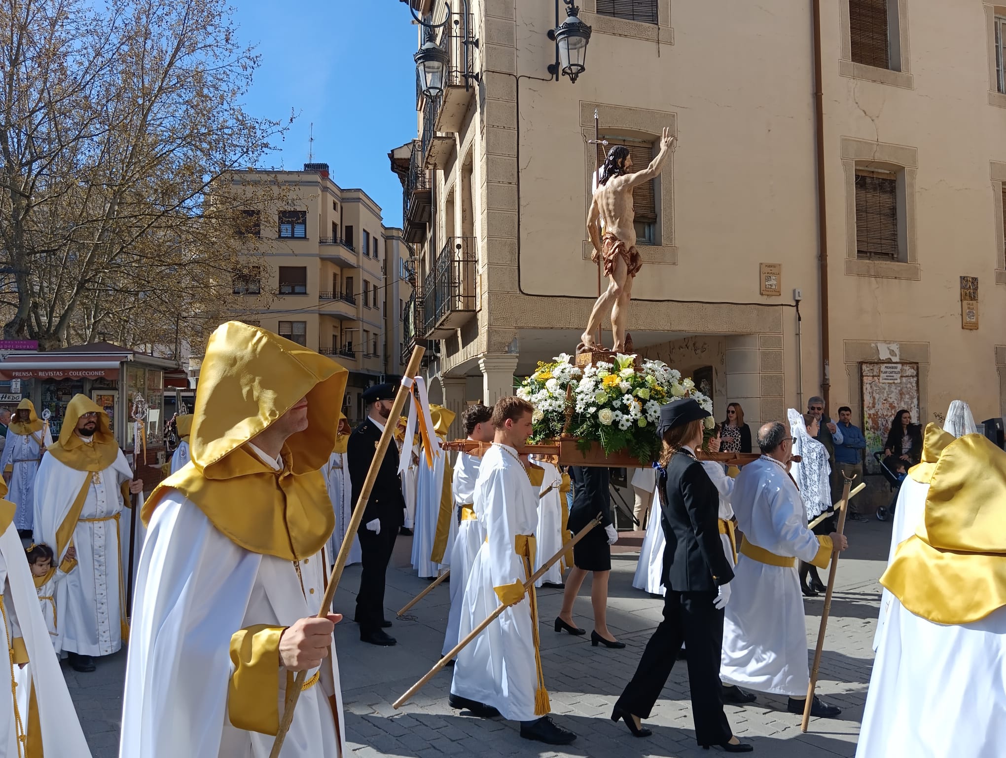 La procesión previa enfila la calle Isilla