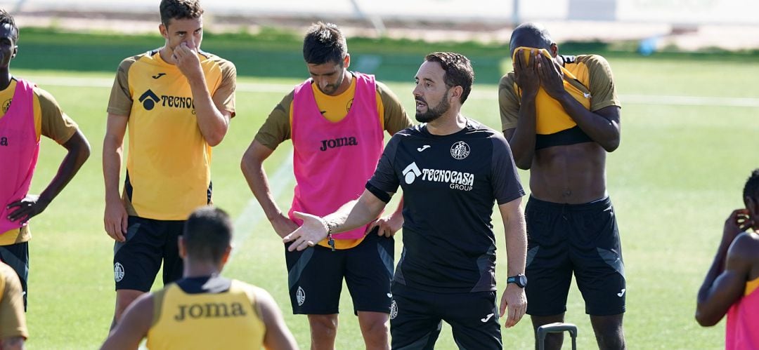 Bordalás da instrucciones a sus jugadores durante una sesión de entrenamientos