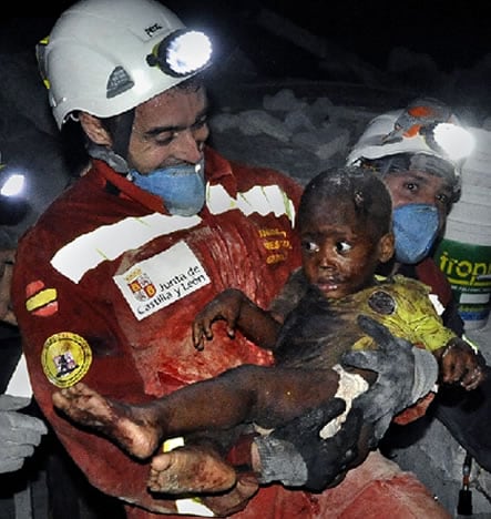 Fotografía de un bombero español salvando a un niño haitiano que ha sido premiada con el Pulitzer