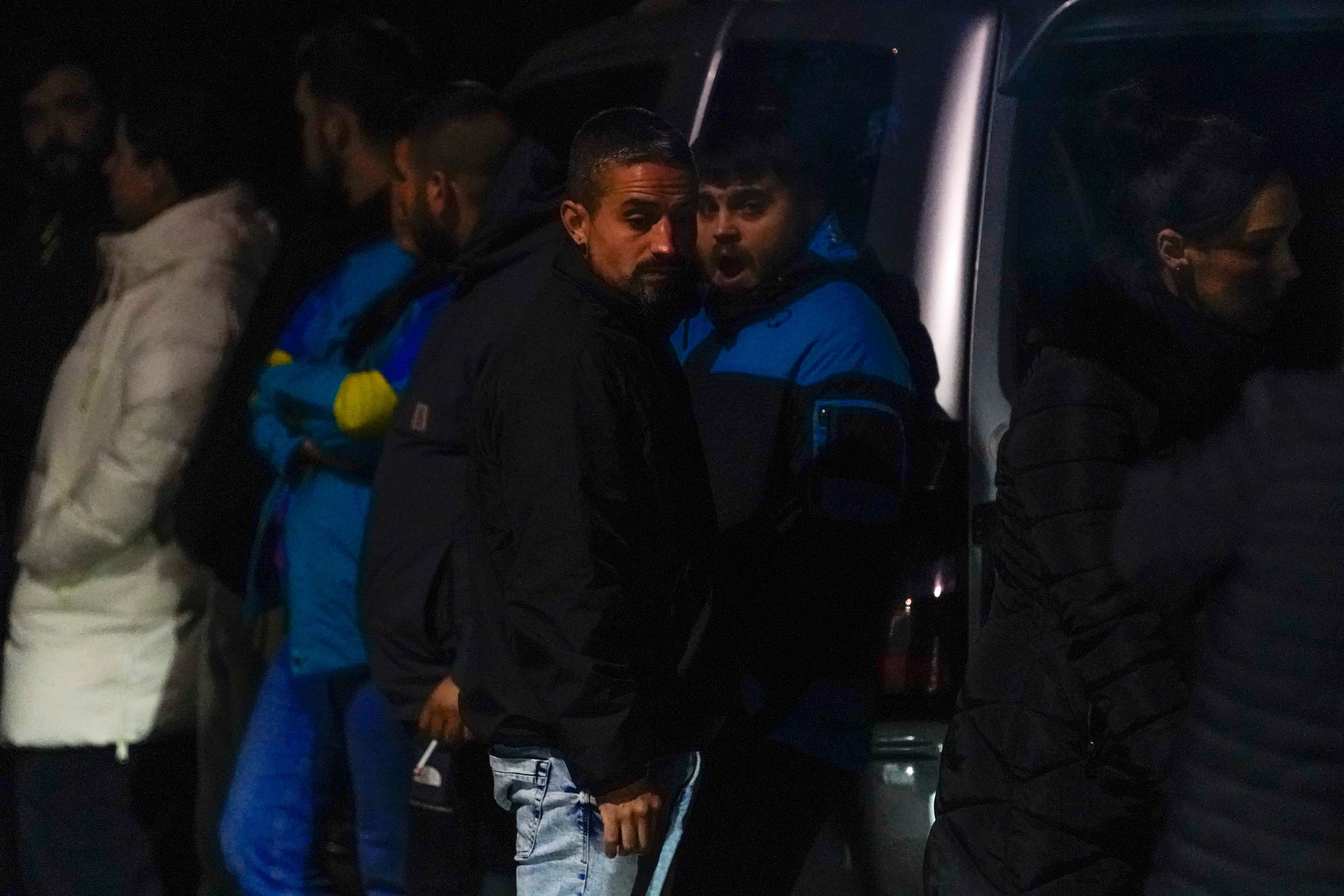 CANGAS DEL NARCEA (ASTURIAS), 21/11/2025.- Varios vecinos en el lugar donde dos trabajadores han fallecido este viernes en un accidente registrado en el interior de una mina subterránea de Cangas del Narcea, en el suroccidente asturiano, por un desprendimiento de materiales, ocho meses después de que otros cinco mineros perdieran la vida en Cerredo por una explosión de gas grisú. EFE/Paco Paredes
