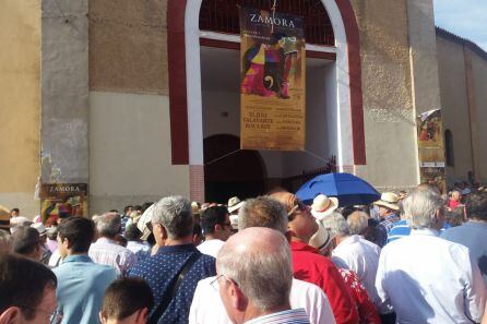 Los aficionados hacen cola antes de entrar al coso zamorano