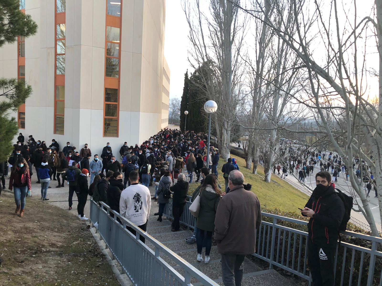 Miles de estudiantes se concentran en uno de los recintos que acoge los procesos de selección para la Policía Nacional