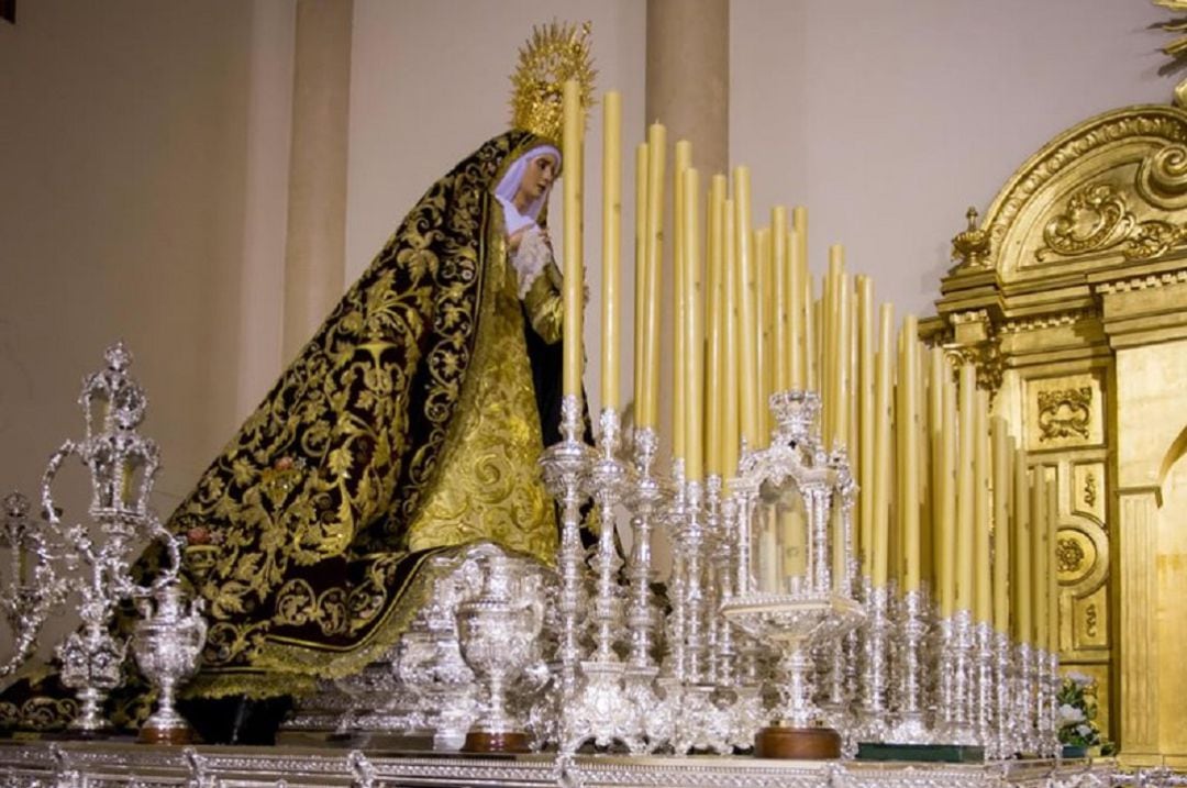 La Virgen de los Dolores del Cerro ya esta en su paso procesional para la salida extraordinaria de este sábado