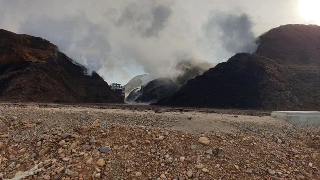 Humo y gases procedente de los apiles del parque de almacenamiento de biomasa de Forestalia en Cubillos