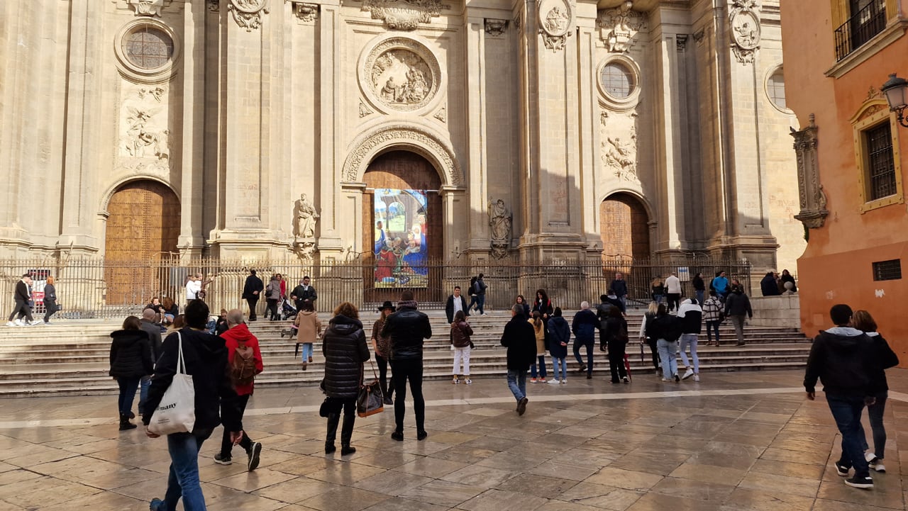 Imagen de archivo de turistas en la Plaza de las Pasiegas de Granada