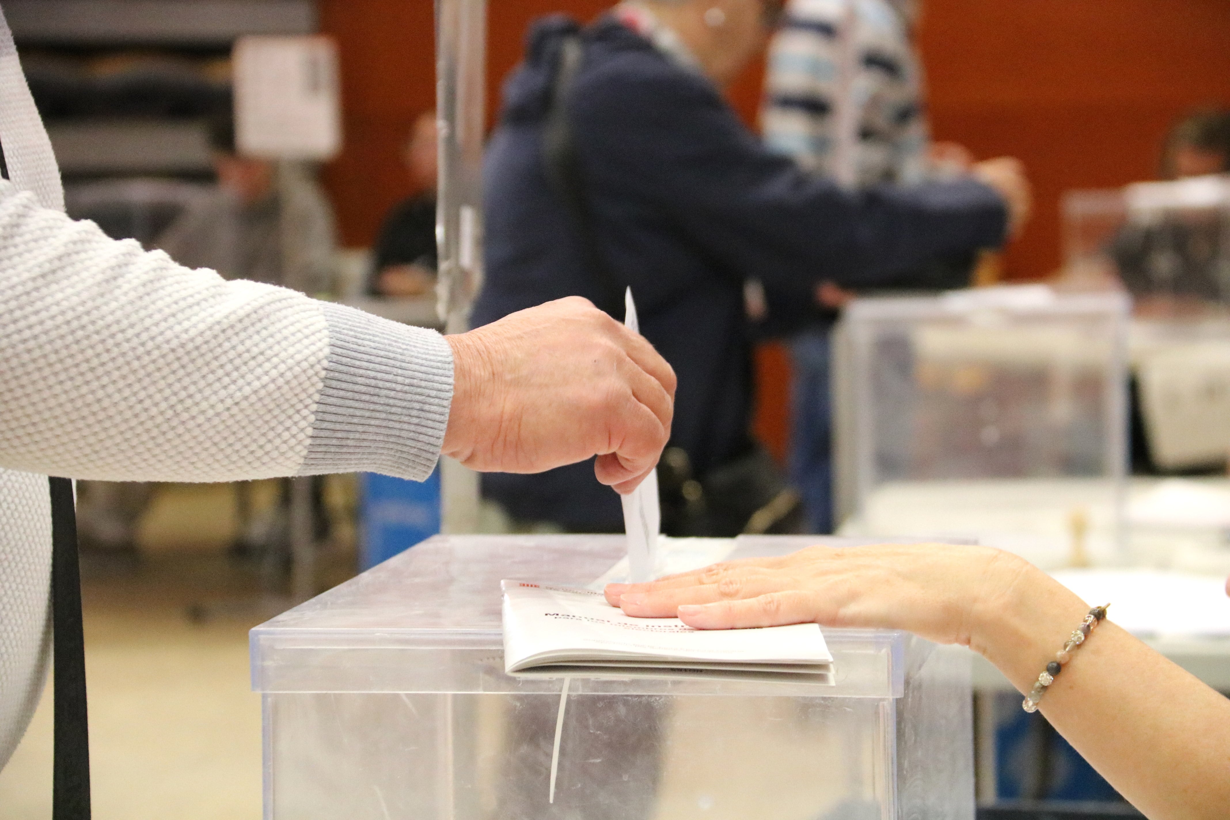 Una persona depositando su voto en una urna en una imagen de archivo