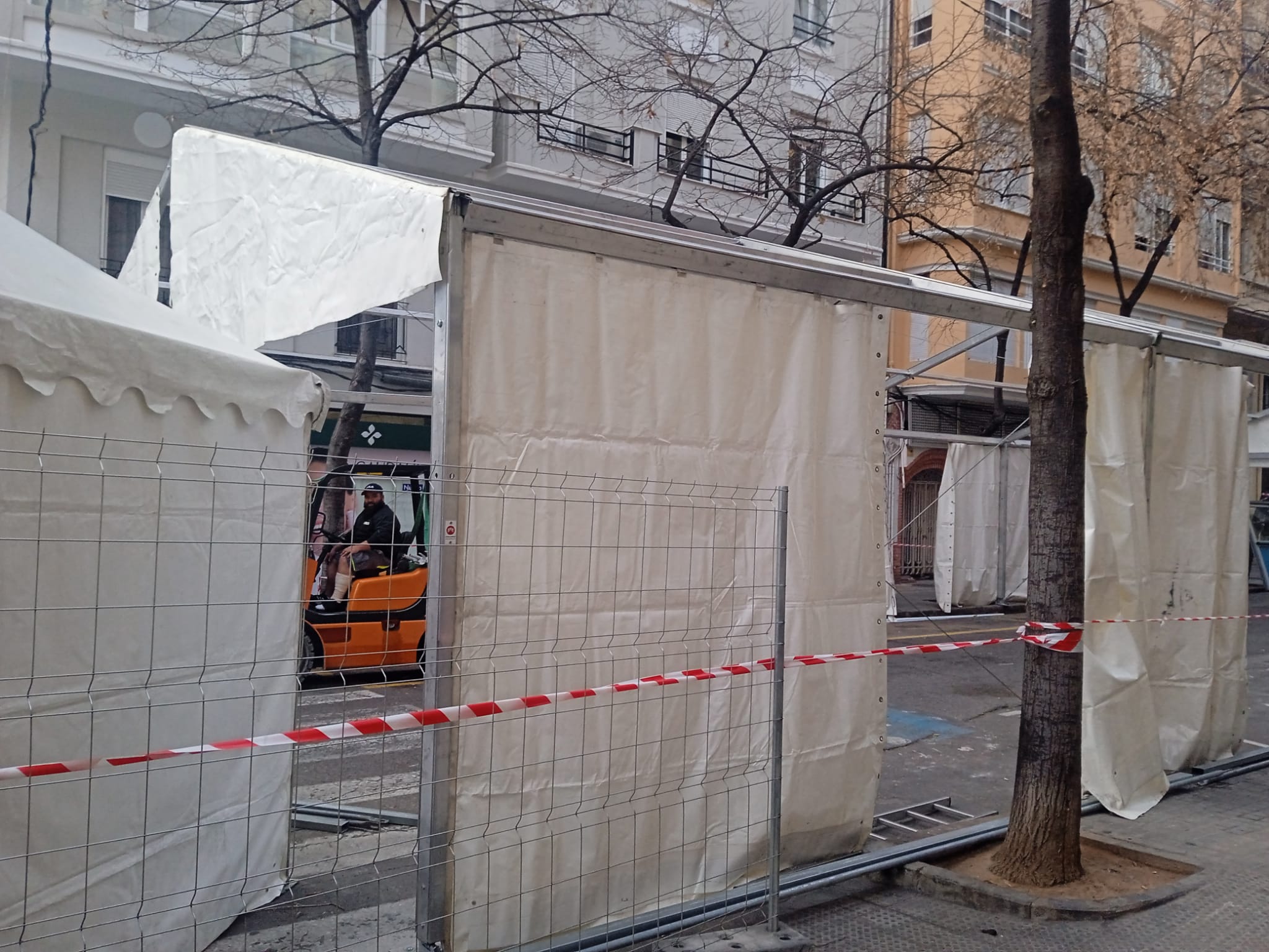 Una gran carpa fallera que bloquea el cruce entre las calles Salamanca y Burriana de València provoca el malestar de los vecinos