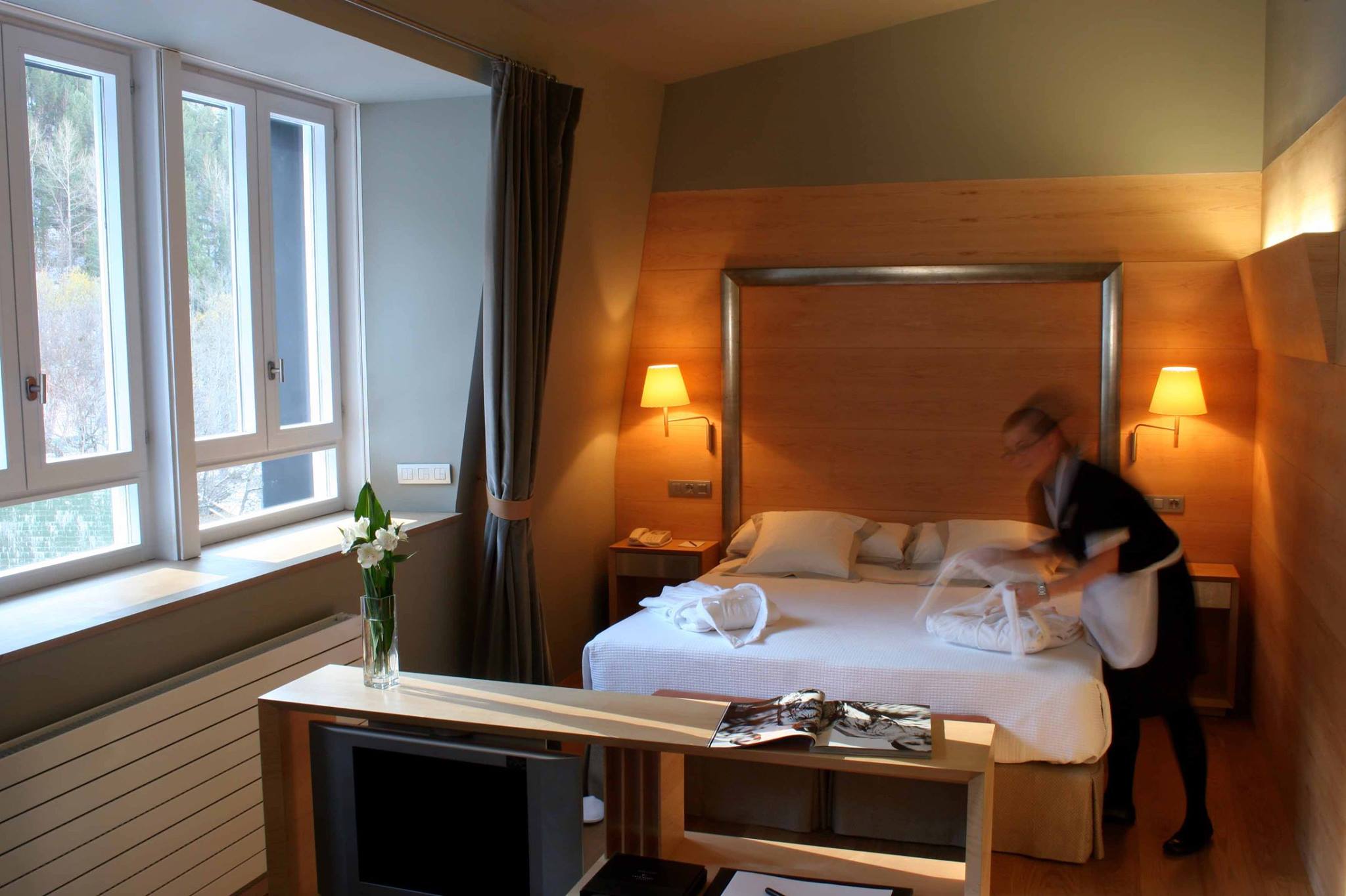 Una cambrera d'habitacions en un hotel en una imatge d'arxiu. El sector serveis impulsa el creixement econòmic en el primer trimestre de l'any a Andorra.