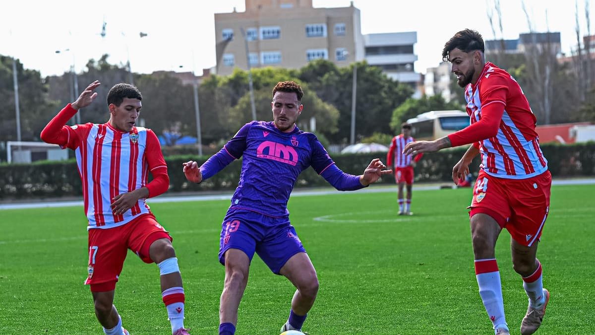 El Real Jaén se trae un punto de Almería en los últimos minutos del partido