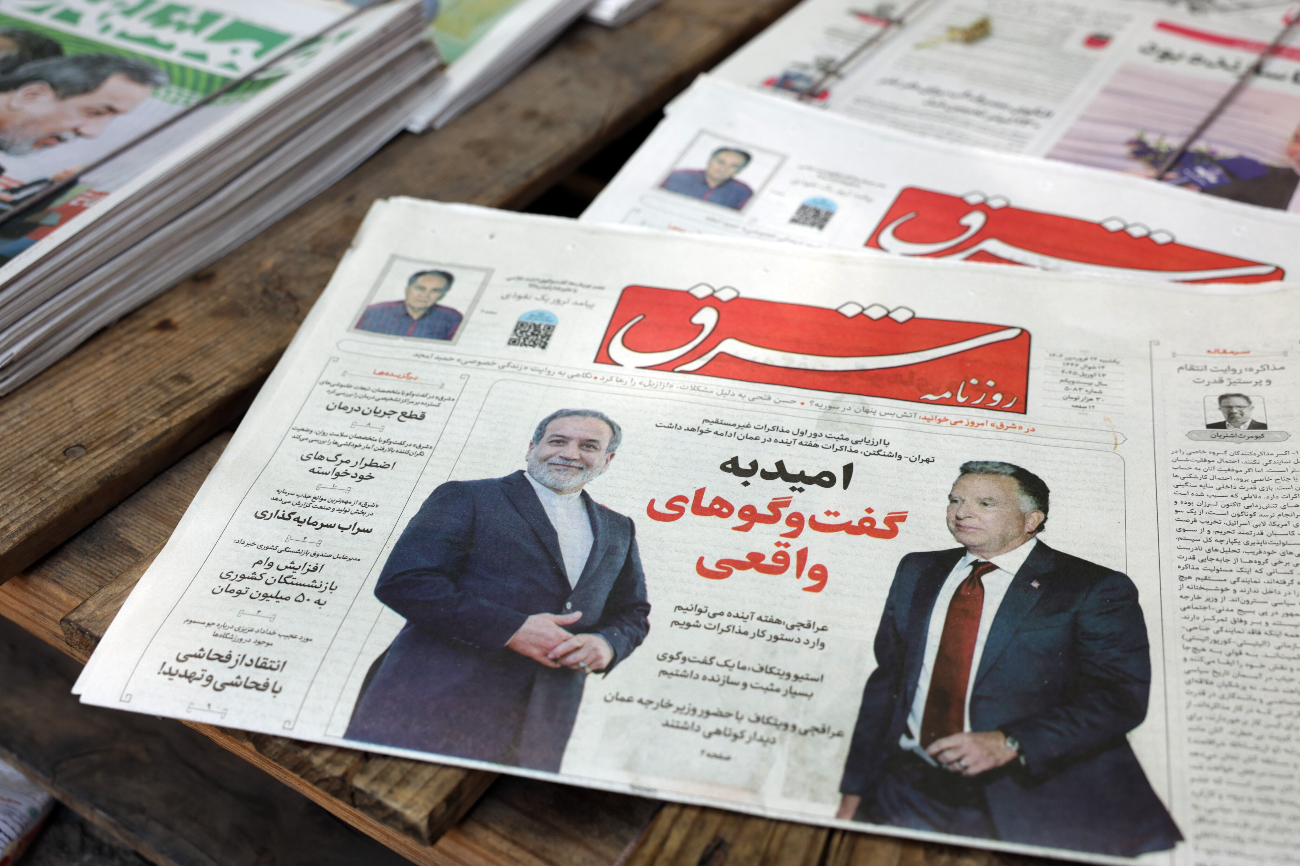 Una copia de un periódico iraní tras la primera reunión entre Estados Unidos e Irán. EFE/EPA/ABEDIN TAHERKENAREH