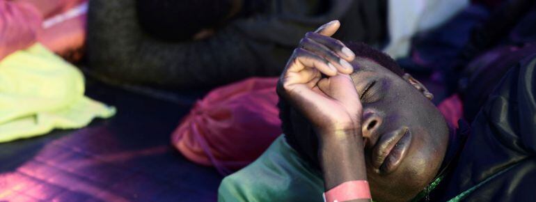 Fotografía facilitada por la ONG "SOS Mediterranee" de uno de los refugiados y migrantes que han soportado niveles alarmantes de violencia y explotación en Libia y durante terribles viajes desde sus países de origen