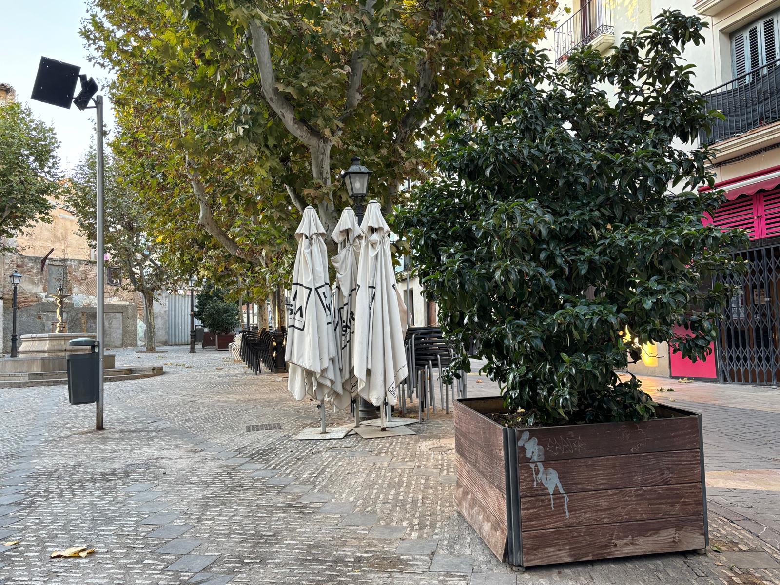 Sombrillas y mesas en la plaza de San Pedro