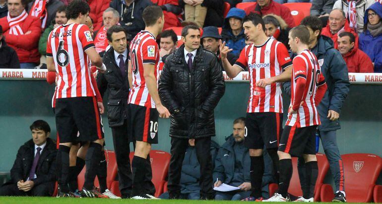 GRA257. BILBAO, 22/02/2015.- El entrenador del Athletic de Bilbao, Ernesto Valverde, da instrucciones a sus jugadores en el partido ante el Rayo Vallecano, correspondiente a la 24º jornada de liga de Primera División disputado en San Mamés. EFE/Luis Tejido