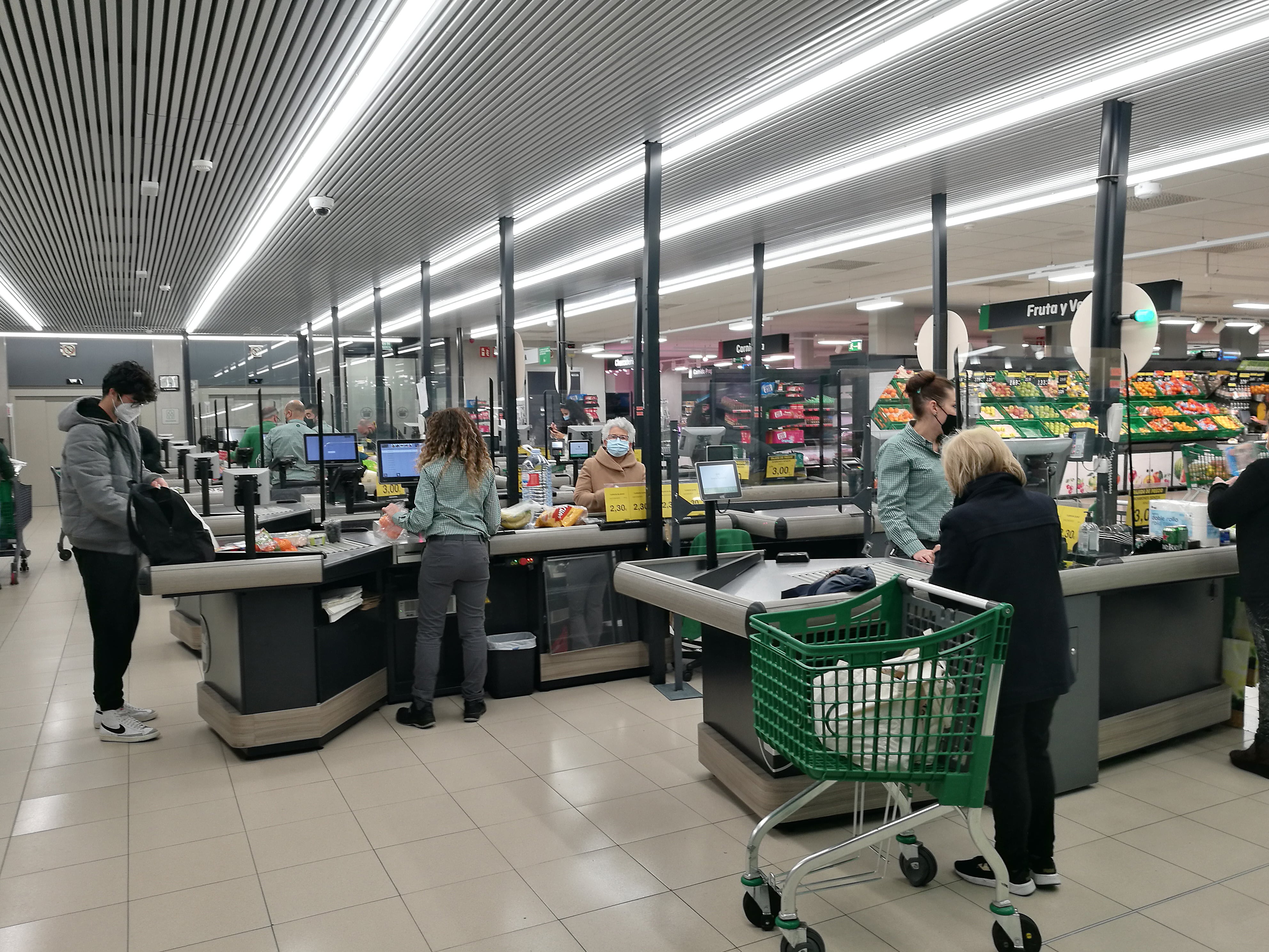 La zona de cajas de pago en un Mercado de Madrid