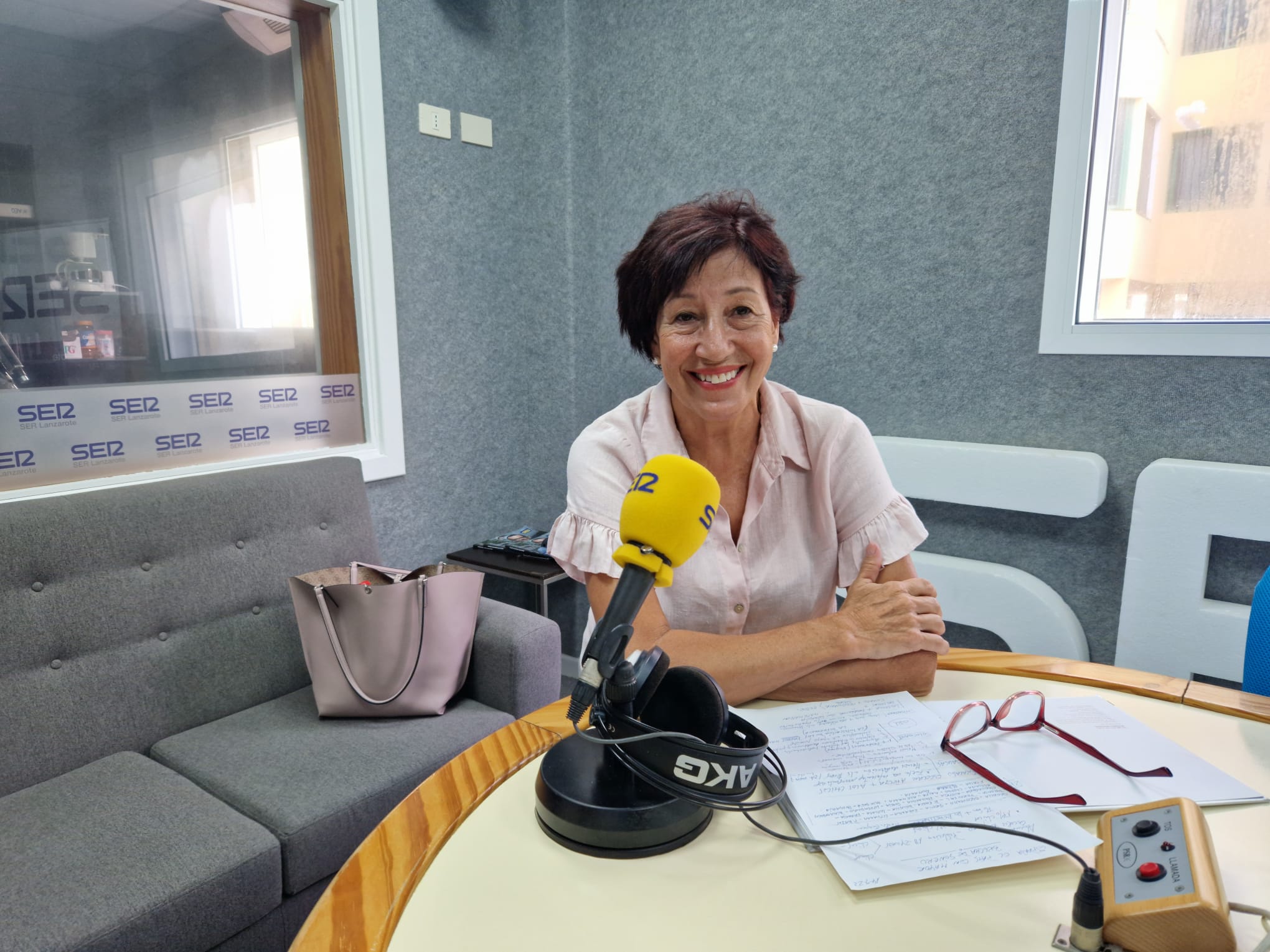 Inés Rojas en los estudios de SER Lanzarote.