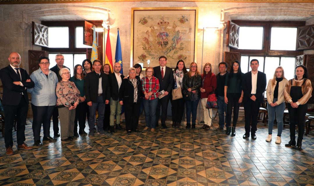 El president de la Generalitat con los afectados del síndrome Ardystil