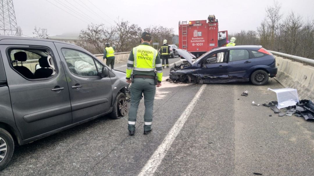 Agentes de la Guardia Civil atienden el accidente de tráfico en la N-121 
 