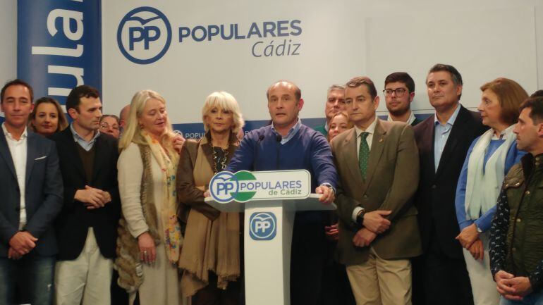 Juan José Ortiz en la rueda de prensa en la que ha sido presentado como candidato del PP en la Alcaldía de Cádiz