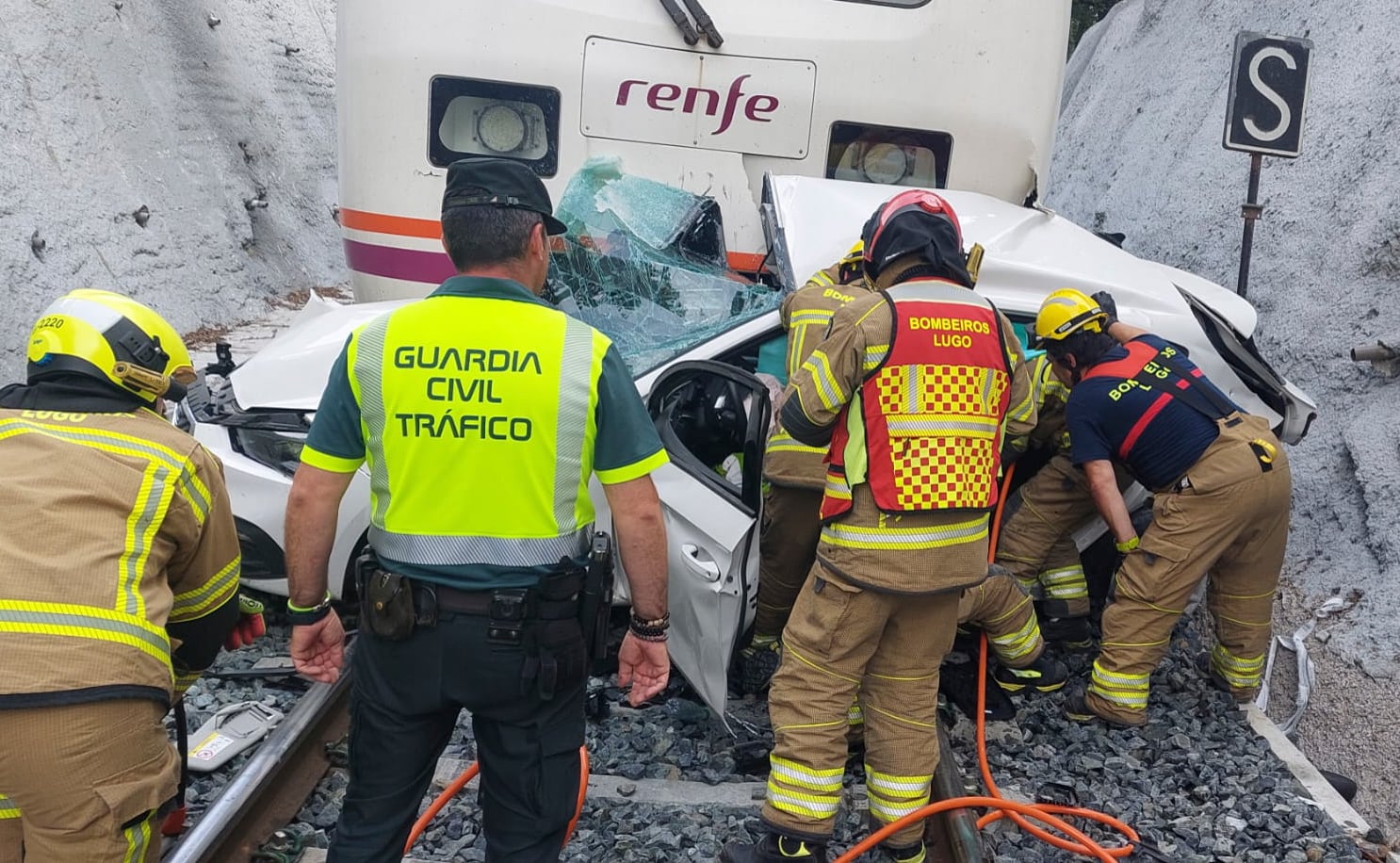 Una persona ha fallecido y otras dos han resultado heridas de gravedad en un accidente que se produjo en el lugar de Recimil, en Lugo, al arrollar un tren a un turismo cuando cruzaba por un paso a nivel