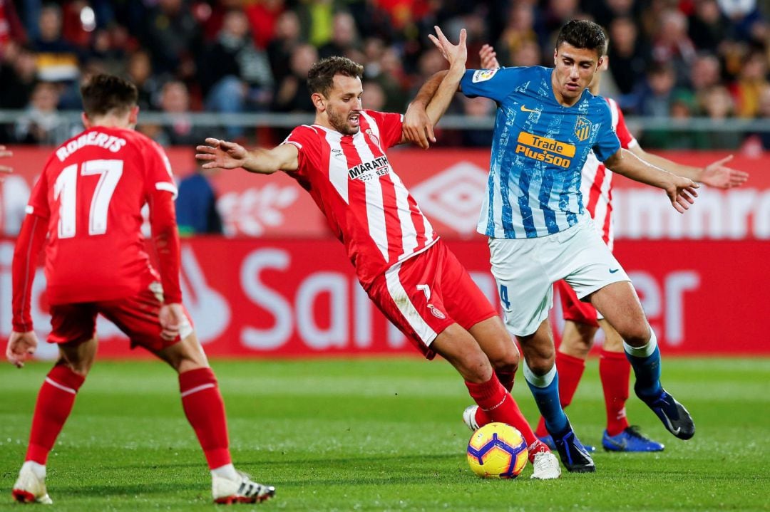 Rodrigo lucha por el balón frente al delantero uruguayo del Girona, Cristhian Stuani durante el partido disputado hoy en el Estadio Municipal de Montilivi, en Girona.