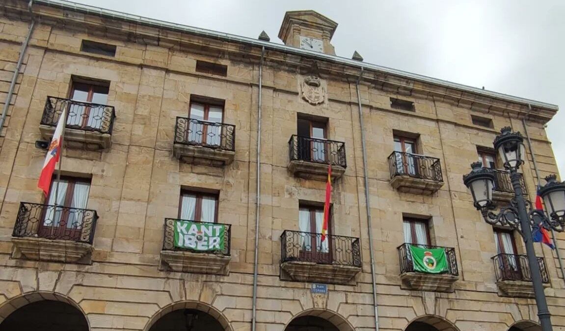 La bandera del Racing, en el Ayuntamiento de Reinosa.