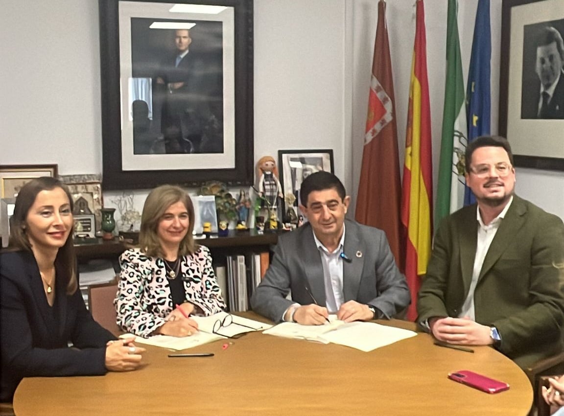 En el Centro, Antonia Olivares alcaldesa de Úbeda y Francisco Reyes Presidente de la Diputación de Jaén