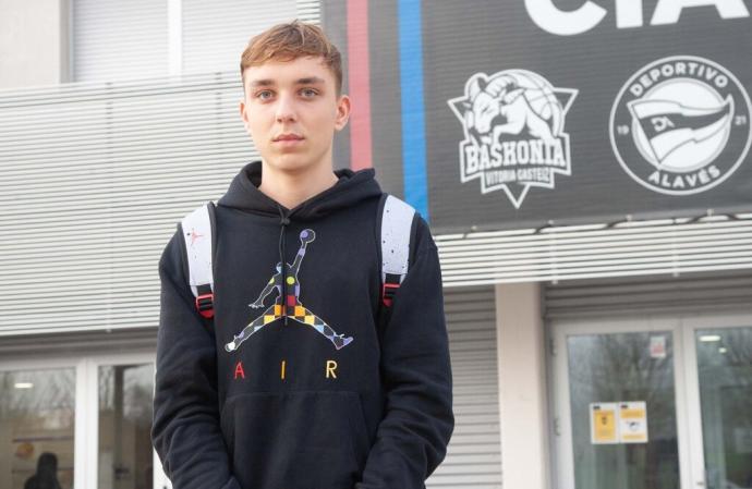 El joven Anton Glushchenko posa en la Academia del Deportivo Alavés. (Josu Chavarri / Diario de noticias de Álava).