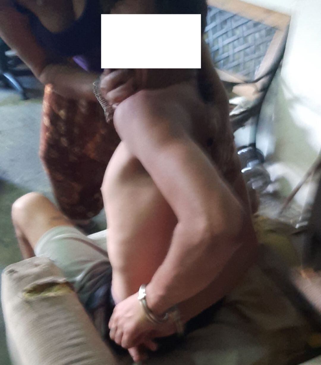 El menor detenido, con las esposas puestas.