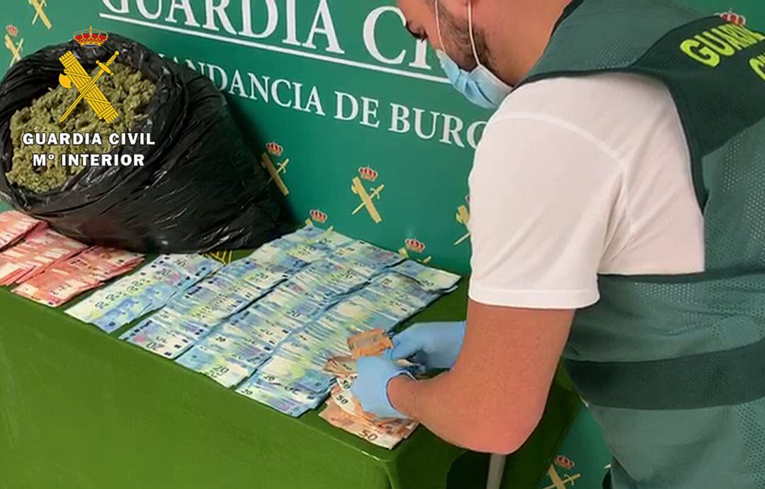 Aprehensión de 3.700 gramos de marihuana en un control en la A-1
