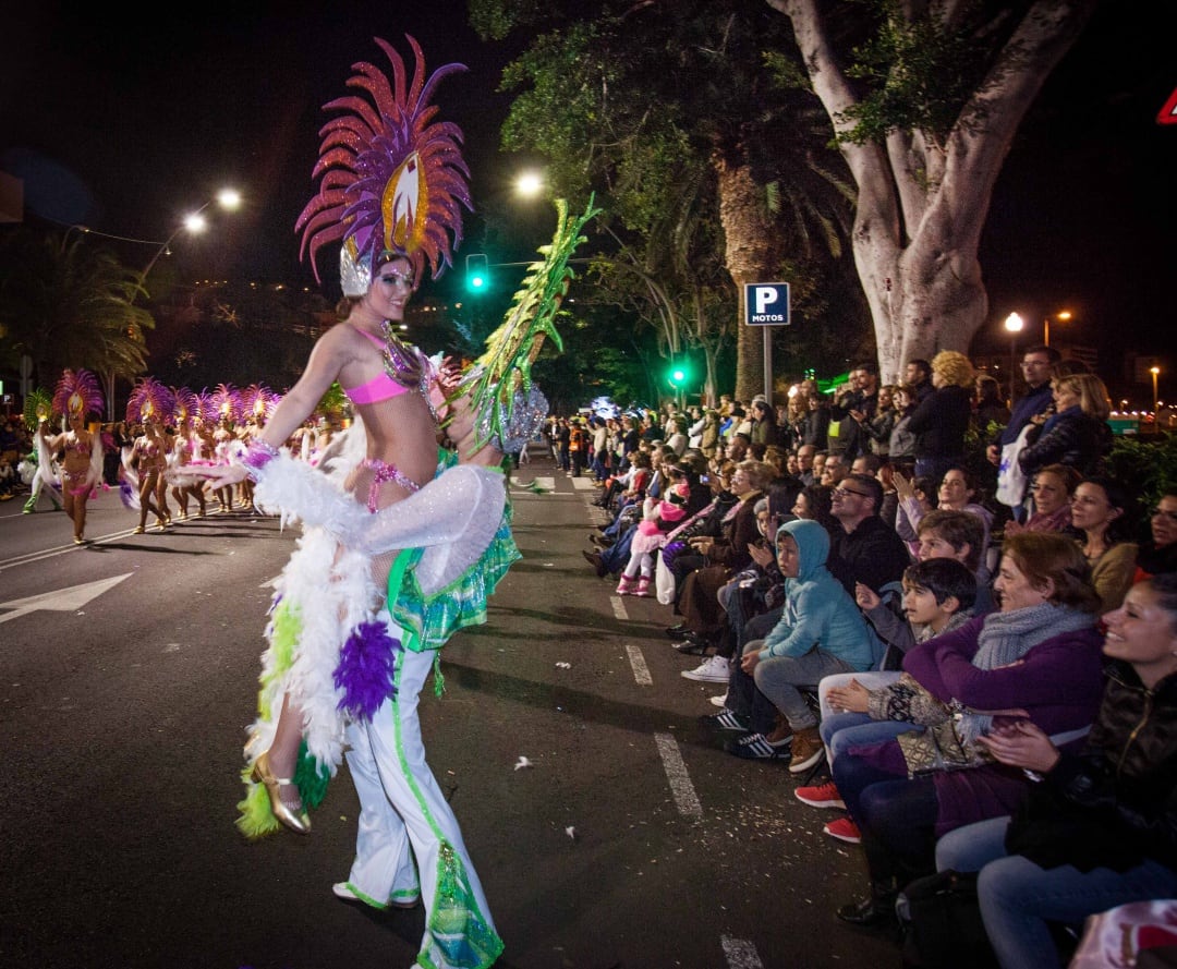 Un grupo de personas asisten al desfile a la Cabalgata inaugural del Carnaval de Santa Cruz de Tenerife