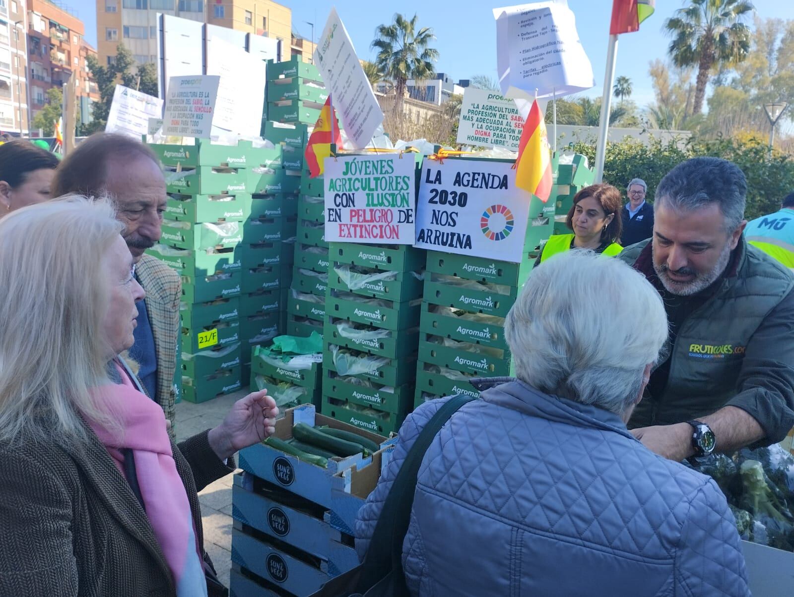 Agricultores reparten productos del campo a los ciudadanos en Murcia