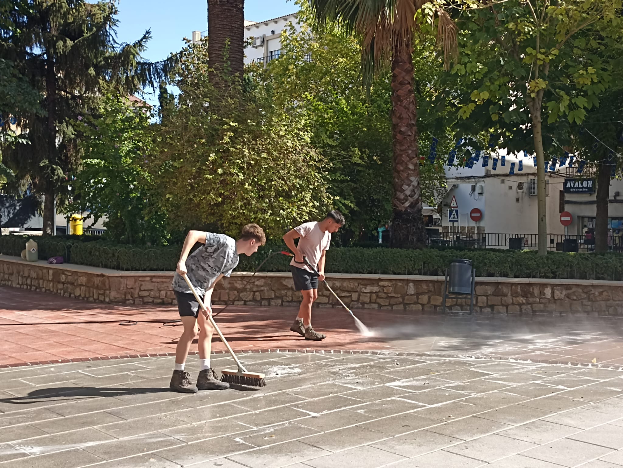 Jóvenes realizando trabajos en Quesada.