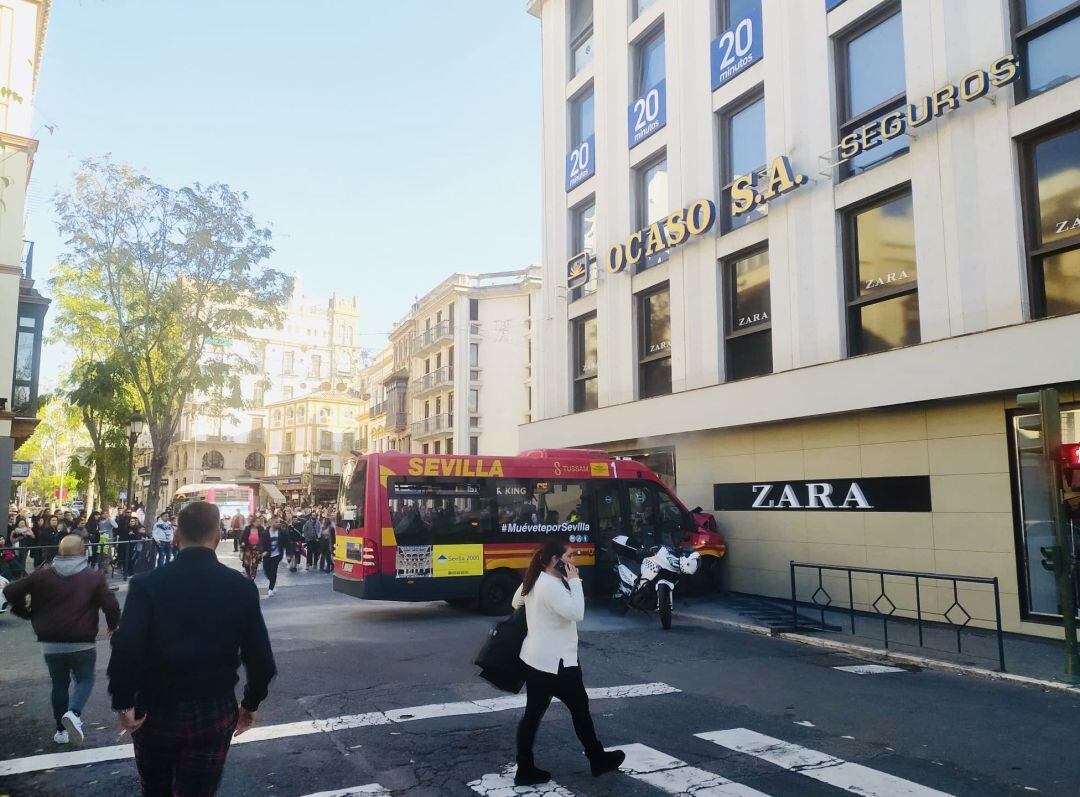 Estado del autobús de Tussam tras colisionar contra un escaparate en la Plaza del Duque de Sevilla.