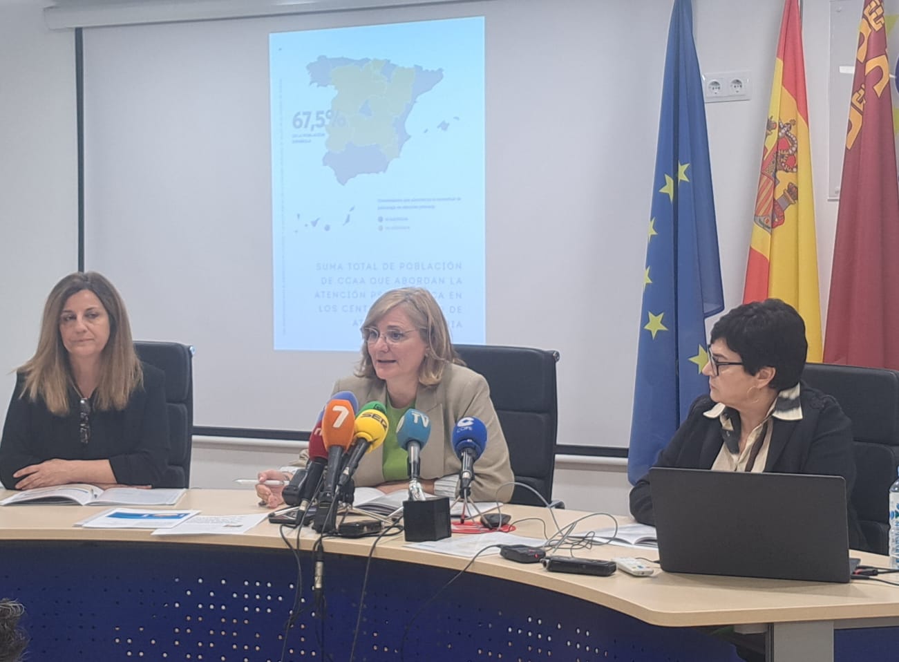 María Fuster, Pilar Martín y Elena Navío en la sede del Colegio de Psicología de la Región de Murcia