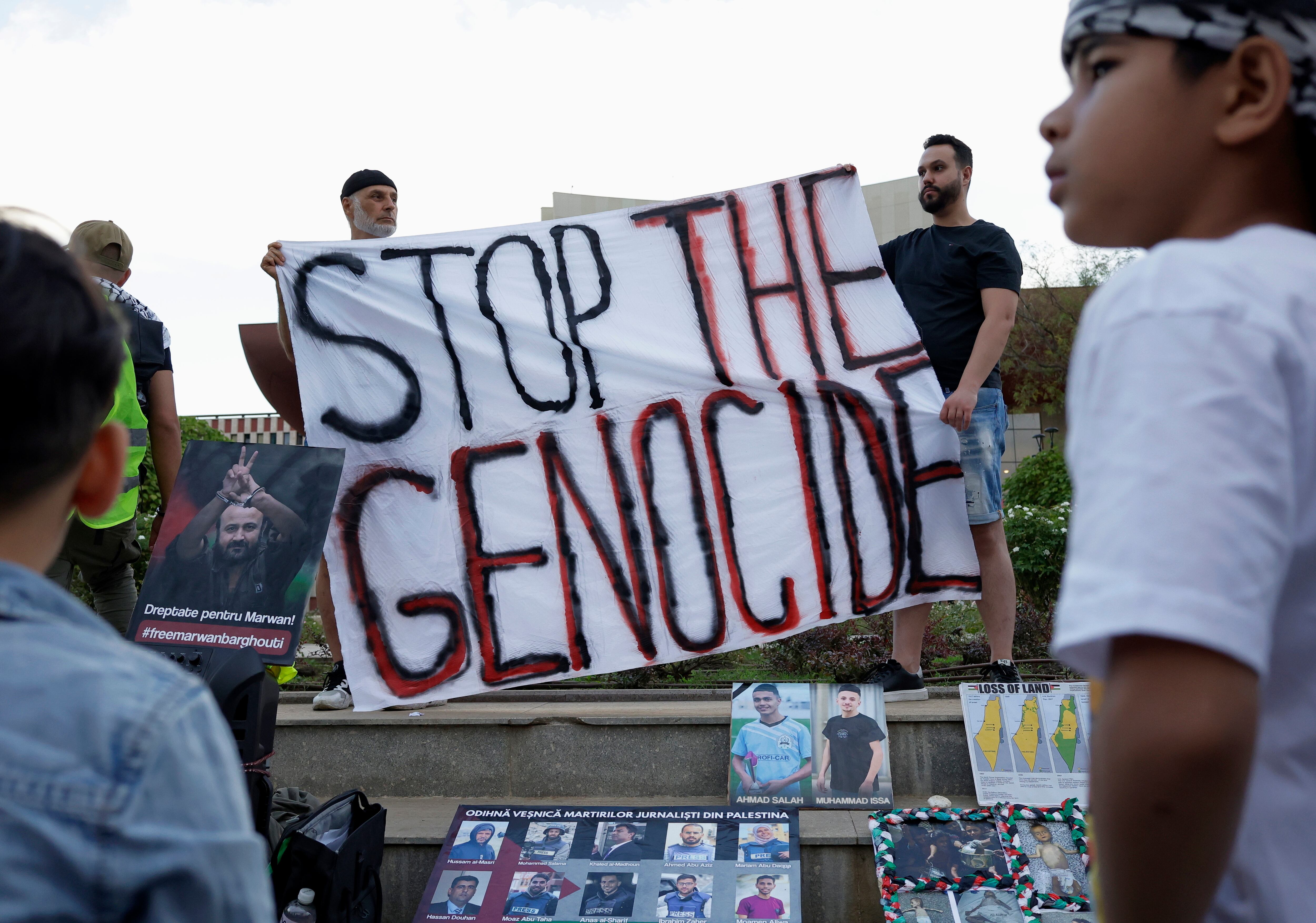 BUCHAREST (Romania), 31/08/2025.- People take part in a demonstration in support of Palestinians, in Bucharest, Romania, 31 August 2025. Palestinian refugees and human rights activists in Romania mobilized in solidarity with the Palestinian people and to protest Israels offensive in Gaza. (Protestas, Rumanía, Bucarest) EFE/EPA/ROBERT GHEMENT