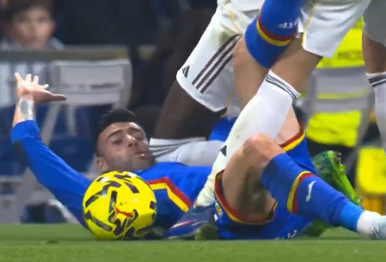 Fotograma del instante en el que la rodilla de Rüdiger golpea la cara de Diego Rico