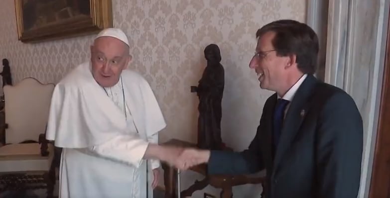 José Luis Martínez-Almeida saludando al Papa Francisco